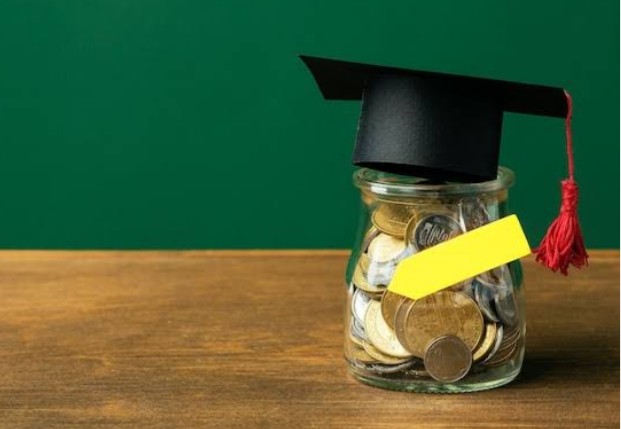 शिक्षा की बढ़ती लागत के साथ, शिक्षा ऋण छात्रों के लिए उनके उच्च शिक्षा खर्चों को पूरा करने के लिए आवश्यक वित्तीय साधन है।